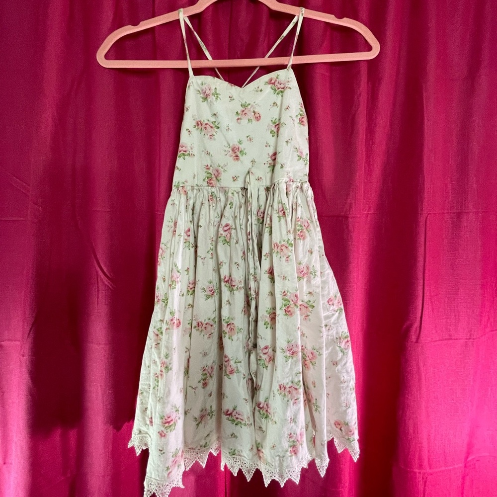Gorgeous flower dress with a white background kids size 7.